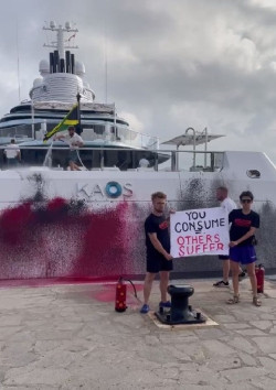 Activistas de Futuro Vegetal roc&iacute;an con pintura un megayate para protestar contra la crisis clim&aacute;tica