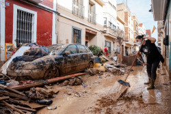 Afectados por la dana piden a la comisionada del Gobierno datos sobre veh&iacute;culos no localizados y arreglo de ascensores