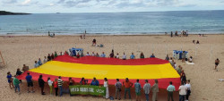  Afiliados y simpatizantes de Vox despliegan una gran bandera de España en la playa de El Sardinero