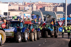 Agricultores y ganaderos cortan el acceso al Puerto de Santander "asfixiados" por la normativa europea