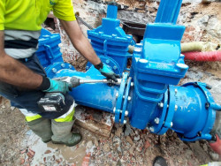 Aguas Torrelavega renueva las válvulas de la red de abastecimiento de la calle Julián Ceballos