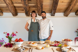 Aitor y Sarah montan una original quesería.  Por Pedro Arce