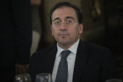Albares aplaude a su jefe S&aacute;nchez por el impuesto a la banca y ataca al BCE