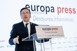Albares, dice que se nombra a los mejores   embajadores y todos se echan a reir