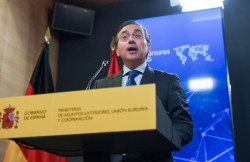 Albares sigue presionando en Europa para imponer el catal&aacute;n del pr&oacute;fugo Puigdemont para no irse al paro 