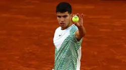 Alcaraz barre a Shapovalov y sigue fuerte en Par&iacute;s