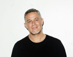 Alejandro Sanz celebra su nueva etapa con Sony Music en un evento en Sevilla en el marco de los Latin Grammy