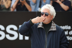 Almod&oacute;var llama a S&aacute;nchez "Mr. Guapo" y abraza a los migrantes que llegan a Espa&ntilde;a: "Son sangre nueva"