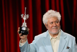 Almod&oacute;var pide que las "grandes tragedias" ocurran en la ficci&oacute;n y la vida real transcurra "en paz"