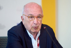 Almunia cree que el auge de la ultraderecha es "peligroso" para la integraci&oacute;n europea y no dice nada de la ultra izquierda