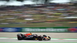 Alonso y Sainz empiezan discretos y Red Bull domina los primeros libres en Montmel&oacute;