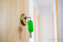 Alquilar una vivienda en Cantabria requiere el 27% de los ingresos medios de un hogar y comprarla, el 17%