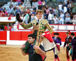 &Aacute;lvaro Serrano protagoniza la primera puerta grande de la Feria Taurina de Santiago
