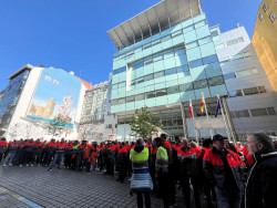 AM-Unos 200 trabajadores de Bridgestone se concentran en el Gobierno para que informe de su mediación con la empresa