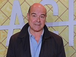  Antonio Resines abandona la UCI un mes despu&eacute;s de su ingreso por covid, pero contin&uacute;a hospitalizado