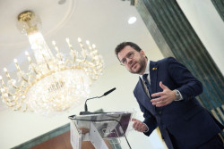 Aragon&egrave;s pide que el debate electoral sobre Catalu&ntilde;a se celebre en el extranjero, otra pirueta del inclino Aragones 