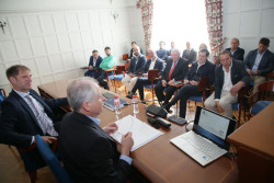 Arasti destaca ante los empresarios los "avances" de su Consejería, como la Agenda Digital o el Plan de Autónomos