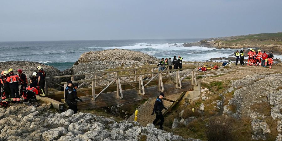 Ascienden a cinco los fallecidos y un desaparecido tras romperse una pasarela en la playa de El Bocal en Santander