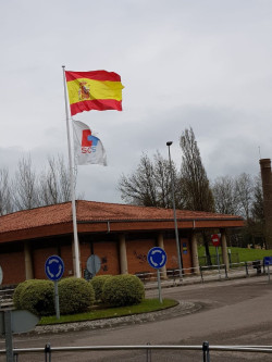  Astillero coloca banderas del SCS como apoyo a los sanitarios c&aacute;ntabros