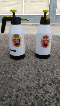 Astillero reparte medio centenar de pulverizadores entre los comercios locales