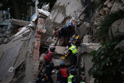 Aumentan a 235 los muertos y a m&aacute;s de 4.300 los heridos por el doble terremoto de Venezuela
