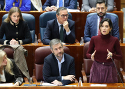Ayuso acusa a Vox de instalar un "instinto xen&oacute;fobo" y cuestiona si va a "sacar de los pelos" a los migrantes