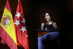 Ayuso asegura que su pareja est&aacute; haciendo "un bien para todos" al llevar al fiscal general ante la Justicia
