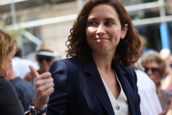 Ayuso cree que el jefe de Protocolo de Bola&ntilde;os deber&iacute;a dimitir por dejar que el ministro hiciese el "rid&iacute;culo" en Sol