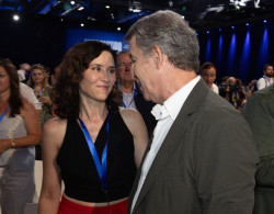 Ayuso critica a un Sánchez "escorado a la extrema izquierda" y que "se pondría el chándal caribeño"