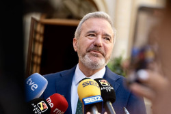 Azc&oacute;n: "Lo que el PSOE llama condonaci&oacute;n es un reparto de la deuda de los catalanes entre todos los espa&ntilde;oles"