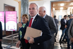 Azc&oacute;n sostiene que la igualdad, "un principio sacrosanto", no se puede romper por unos votos coyunturales