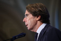 Aznar llama a construir una mayor&iacute;a "nacional" para "derribar el muro de S&aacute;nchez": "Esa mayor&iacute;a ser&aacute; nacional o no ser&aacute;"