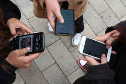 Baleares extiende la prohibici&oacute;n de los m&oacute;viles a la concertada y apuesta por restringir pantallas hasta 4&ordm; de Primaria