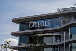 Barclays señala que el tipo de cambio afecta a las previsiones de ventas de Grifols para 2025