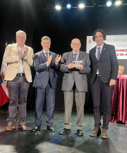 Benito Fernández Enterría recoge el Premio Muslera de Bolos ante numerosos deportistas y aficionados