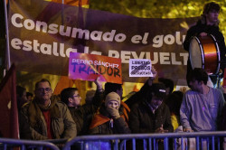 Blindan la calle Ferraz ante la octava noche de protestas frente a la sede del PSOE