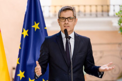 Bola&ntilde;os confirma  que S&aacute;nchez ir&aacute; a Waterloo a rendir pleites&iacute;a al pr&oacute;fugo Puigdemont, todo sea por los siete votos