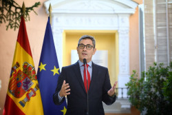 Bola&ntilde;os dice que hay que seguir cediendo a Puigdemont  para continuar en la Moncloa y de ministro
