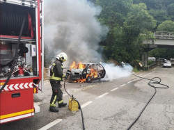 Bomberos del 112 extinguen el incendio de un veh&iacute;culo en Sili&oacute;