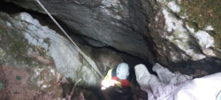 Bomberos del 112 rescatan a un ternero ca&iacute;do en una torca de 10 metros en Li&eacute;bana
