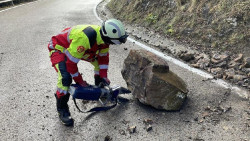 Bomberos retiran una piedra de grandes dimensiones en la CA-881 en Cillorigo de Li&eacute;bana