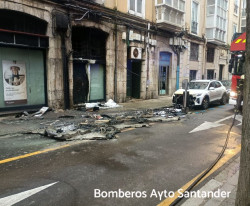 Bomberos sofocan un incendio de contenedores en Santander 