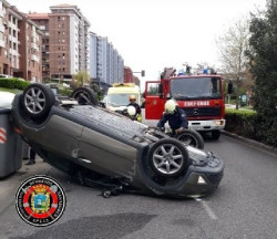 Bomberos y 061 atienden al ocupante de un coche accidentado en Santander