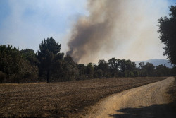 Bombers levanta el confinamiento y deja volver a los evacuados por el fuego de la Bisbal (Girona)