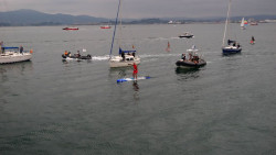 Borja Ortiz completa la travesía solidaria `Supér@te` tras 13 horas en paddle surf entre Bilbao y Santander