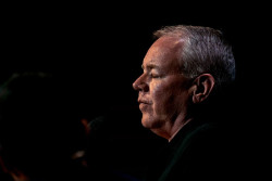 Bret Easton Ellis: "A mi yo que escribi&oacute; `American Psycho` le dir&iacute;a que se metiera menos coca&iacute;na"