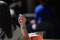 Bruselas pide ampliar la prohibici&oacute;n de fumar y el vapeo a terrazas, piscinas, parques y paradas de autob&uacute;s