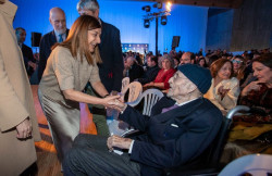 Buruaga anuncia la concesión a Álvaro Pombo de la Medalla de Oro de Cantabria