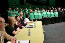 Buruaga anuncia la concesión de la `C` cultural de Cantabria a la Coral de Torrelavega