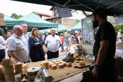 Buruaga defiende potenciar las ferias agroalimentarias para mostrar la calidad de los productos de Cantabria